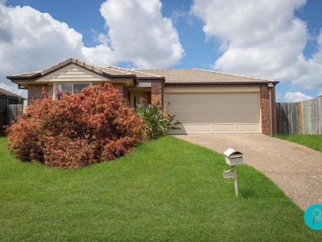 NEAR NEW 4 BED 2 BATH 2 GARAGE W/ AIR CON
