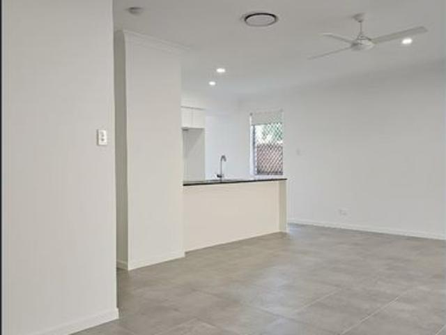 NEAR NEW 4 BED 2 BATH TOWNHOUSE FULLY DUCTED AIR CON