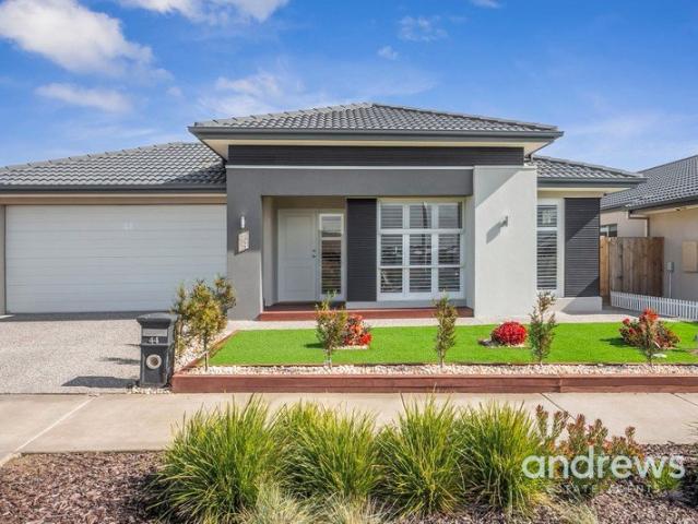 Near new 4 bed, 2 living family home