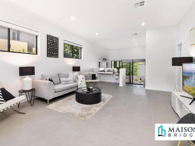 Near New 4 Bedroom Duplex Maison Bridge Property