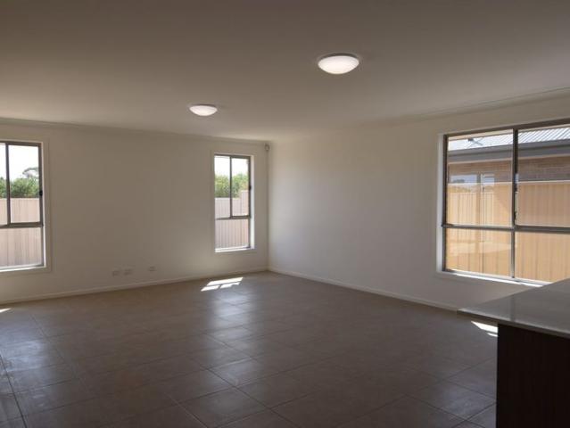 Near new 4 bedroom family home!