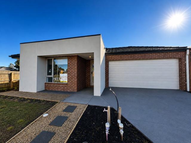 Near New 4 Bedroom Family Home in the Heart of Beveridge