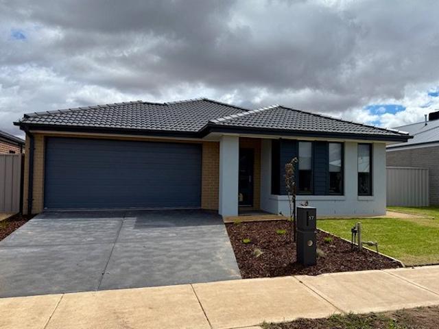 Near new 4 bedroom family home with 2 living spaces!