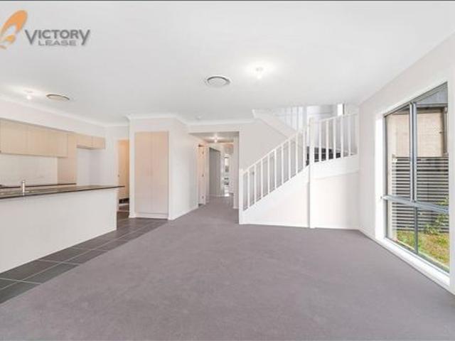 Near new 4 bedroom house for rent in Tallawong