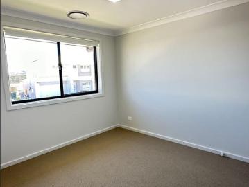 Near new 4 bedroom with rumpus room house for lease