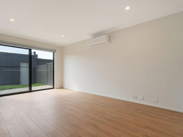 Near New 4 bedroom townhouse overlooking parklands!