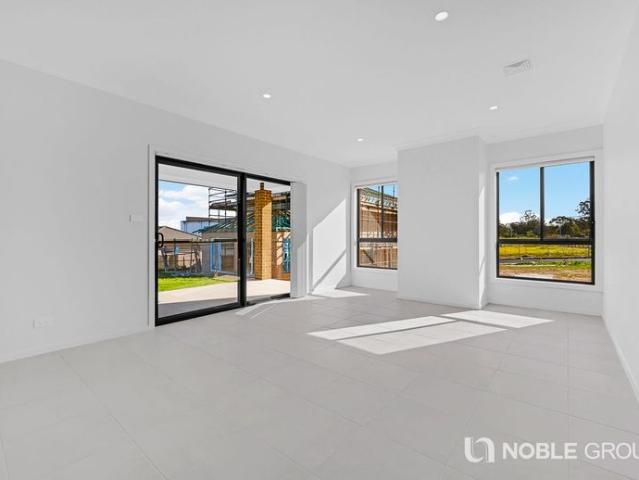 Near New 5 bed+ large media, 4 bathrooms, DLUG