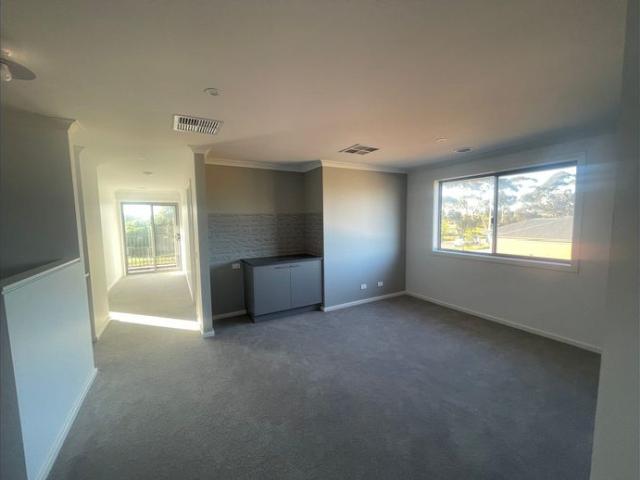 Near new 5 bedrooms with spacious backyard