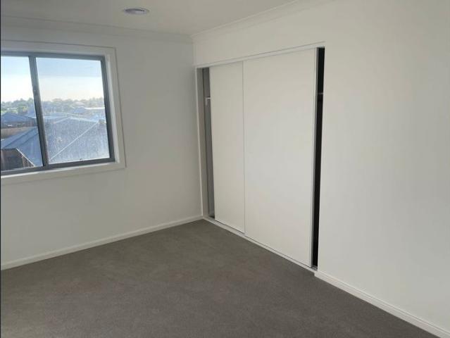 Near new 5 bedrooms with spacious backyard
