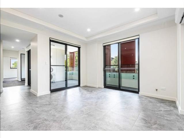 Near New 1 Bedroom with Study Room.