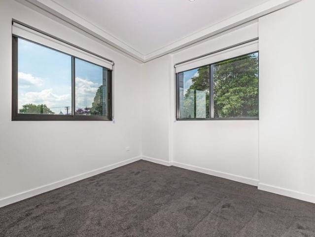 Near New 1x BR Apartment With Study Room.