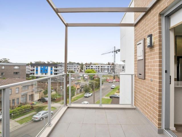 Near New 2 Bed, 2 Bath with Large Balcony Walk to Toongabbie Station