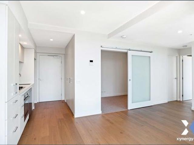 Near New 2 bedroom Apartment on Latrobe St!