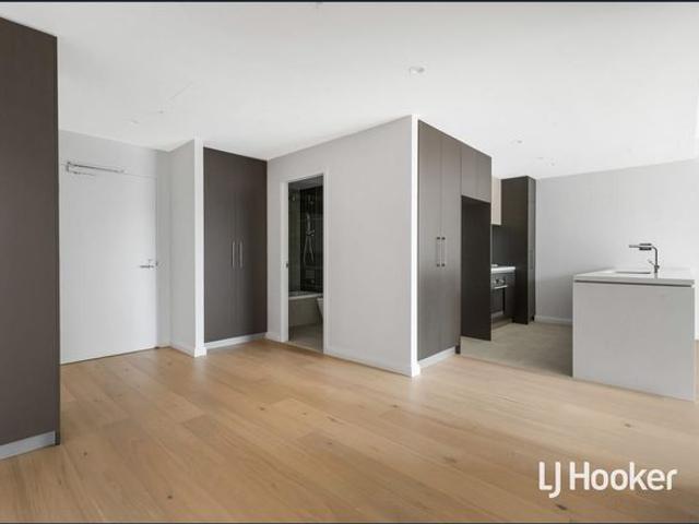 Near new 2 Bedroom Available Now!