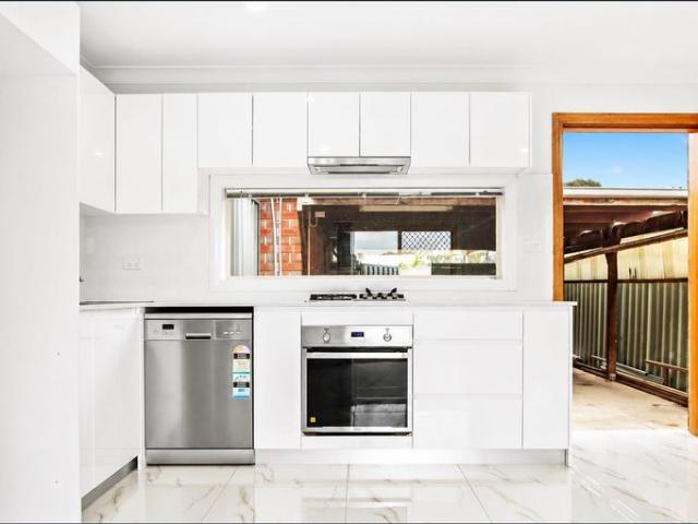 Near New 2 Bedroom Granny Flat!
