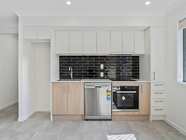 NEAR NEW 2 BEDROOM DUPLEX IN FAMILY FRIENDLY SUBURB