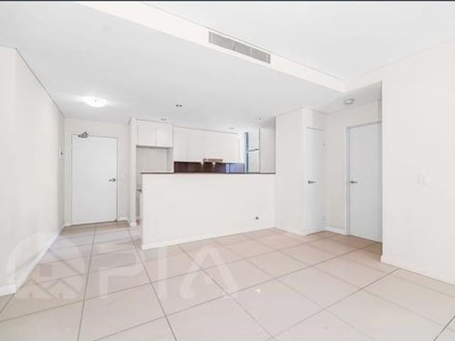 Near New 2 Bedrooms Modern Apartment + Study !