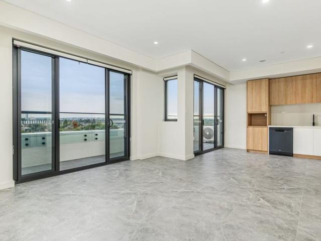 Near New 2br apartment with 2 Parking Spaces.
