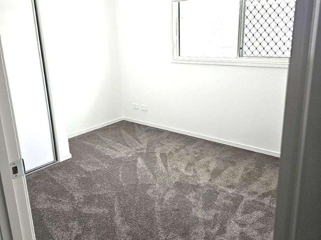 NEAR NEW 3 BED 2 BATH TOWNHOUSE FULLY DUCTED AIR CON