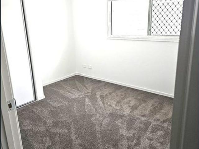 NEAR NEW 3 BED 2 BATH TOWNHOUSE FULLY DUCTED AIR CON