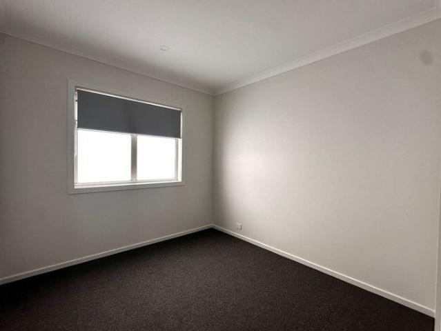 NEAR NEW 3 BEDROOM 2 BATHROOM TOWNHOUSE!