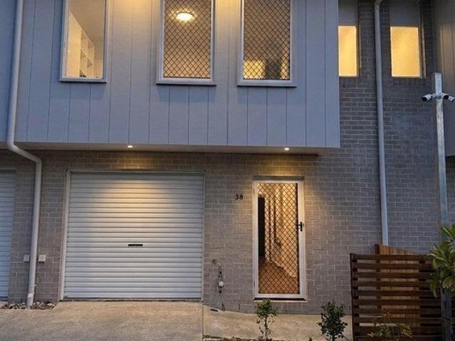 NEAR NEW 3 BEDROOM 2 BATHROOM FULLY DUCTED AIRCON