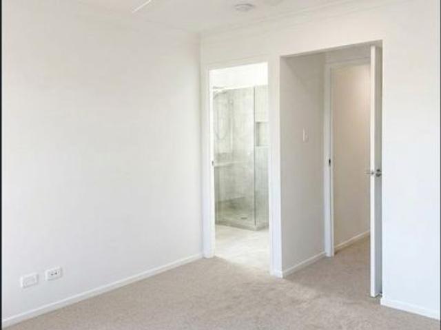 NEAR NEW 3 BEDROOM 2 BATHROOM FULLY DUCTED AIRCON