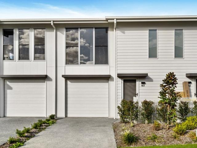 Near new 3 bedroom townhouse at 'The Ridge Residences' in Coomera
