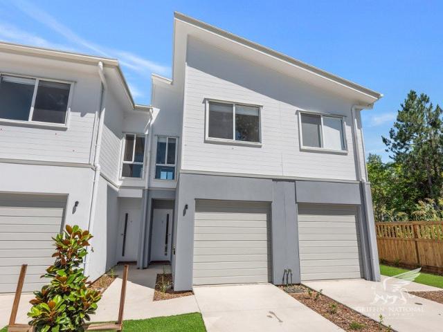 Near New 3 Bedroom Townhouse! Close To School & Shops!