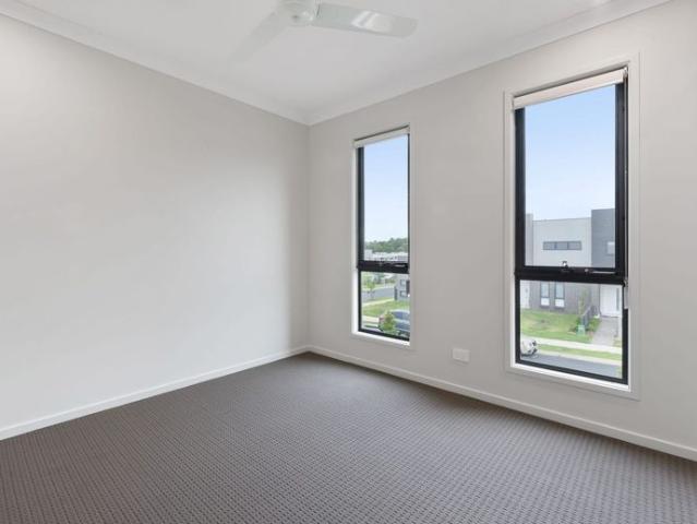 Near New 3 Bedroom Townhouse with Study Nook