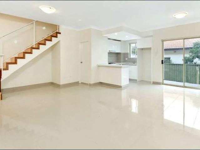 near New 3 Levels Townhouse