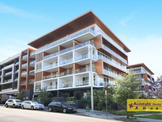Near New Top Floor Huge 1 Bedroom+Study Luxury Apartment!