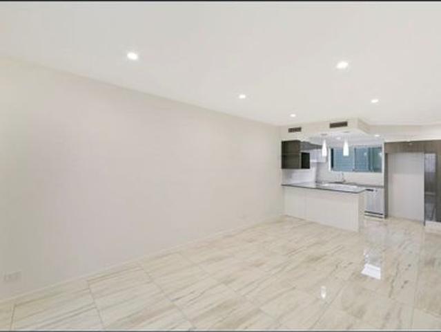 NEAR NEW TOWNHOUSE CLOSE TO WESTFIELD CARINDALE