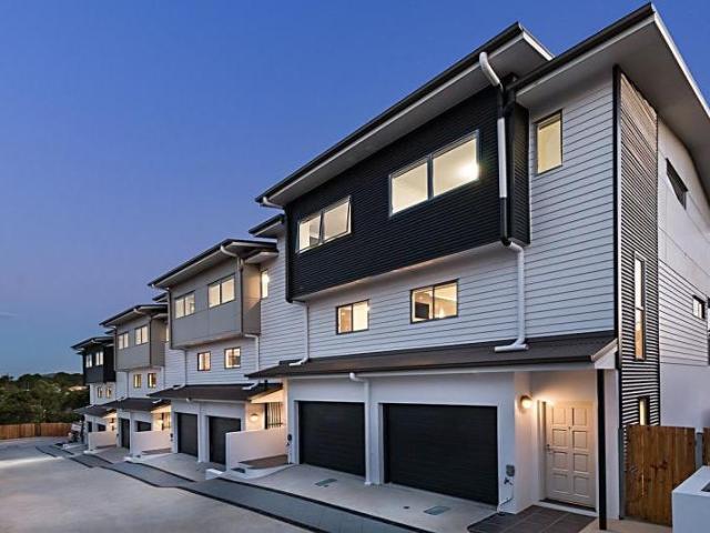 NEAR NEW TOWNHOUSE CLOSE TO WESTFIELD CARINDALE