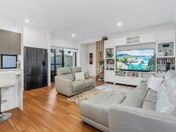 Near new townhouse in boutique complex