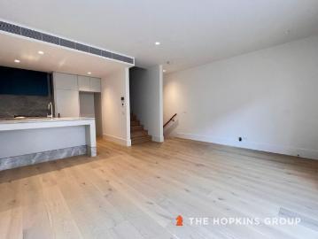 NEAR NEW townhouse in great location!