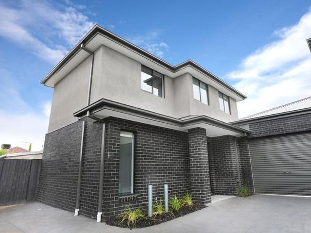 Near new townhouse in great location!