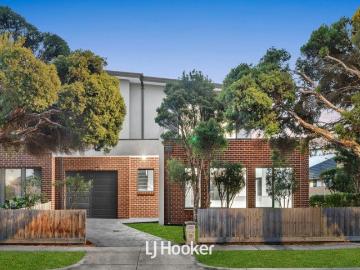 Near new townhouse in prime central location