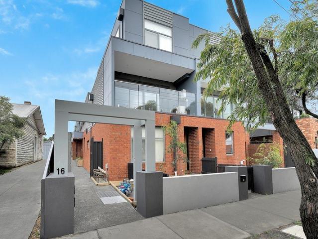 Near New Townhouse Offering Comfort, Style & Convenience