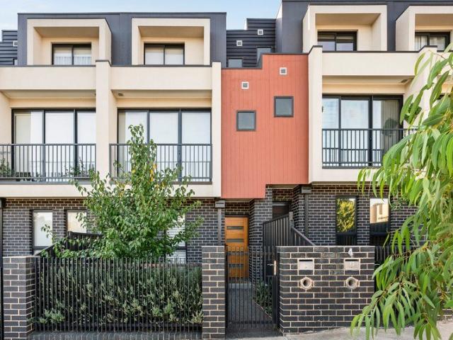 Near new townhouse opposite Burwood Brickworks