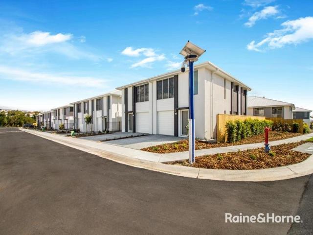 NEAR NEW TOWNHOUSE WITH DOUBLE DRIVEWAY AND SINGLE GARAGE