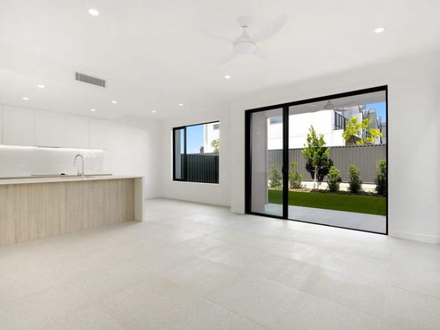 NEAR NEW Townhouse With Pool Access