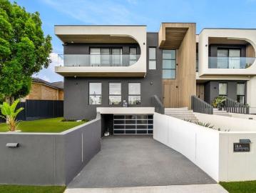 NEAR NEW TRI LEVEL DUPLEX | 316SQM