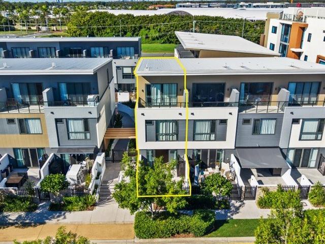 NEAR NEW TRI LEVEL TOWNHOUSE WITH YOUR OWN PRIVATE LIFT!