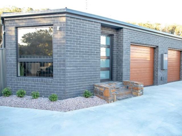 Near new unit in CBD Break Lease