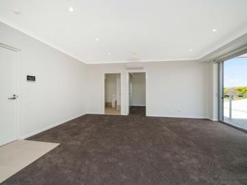 Near New Apartment Close to Carousel Shopping Centre