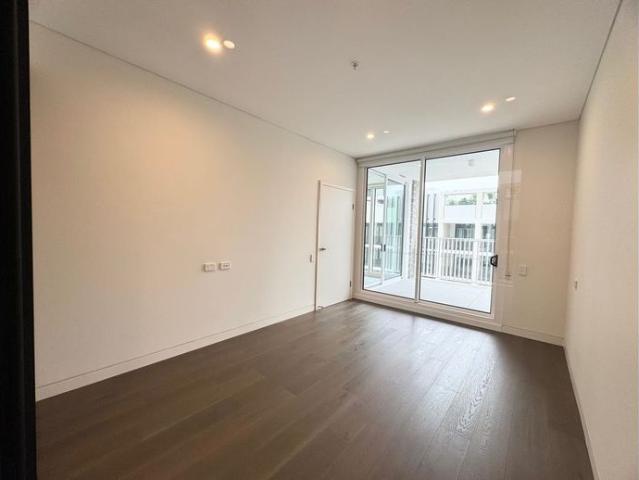 Near new apartment with Views!