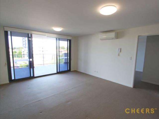 Near New Apartment with ENORMOUS Balcony