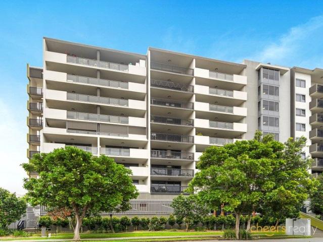 Near New Apartment with ENORMOUS Balcony