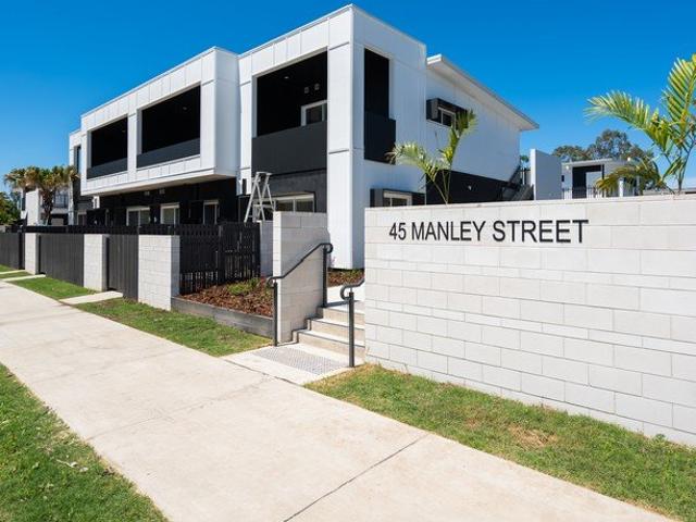 Near New Apartment with Spacious Balcony & Exceptional Convenience